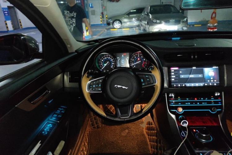 Used Jaguar XFL 2019 XFL 2.0T 200 PS Two-Wheel-Drive Elite Edition Steering Wheel