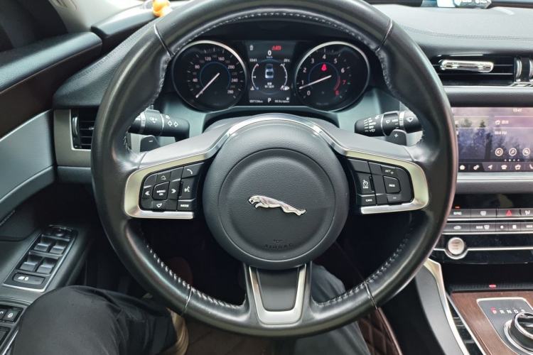Used Jaguar XFL 2019 XFL 2.0T 200PS Two-Wheel-Drive Luxury Edition Steering Wheel