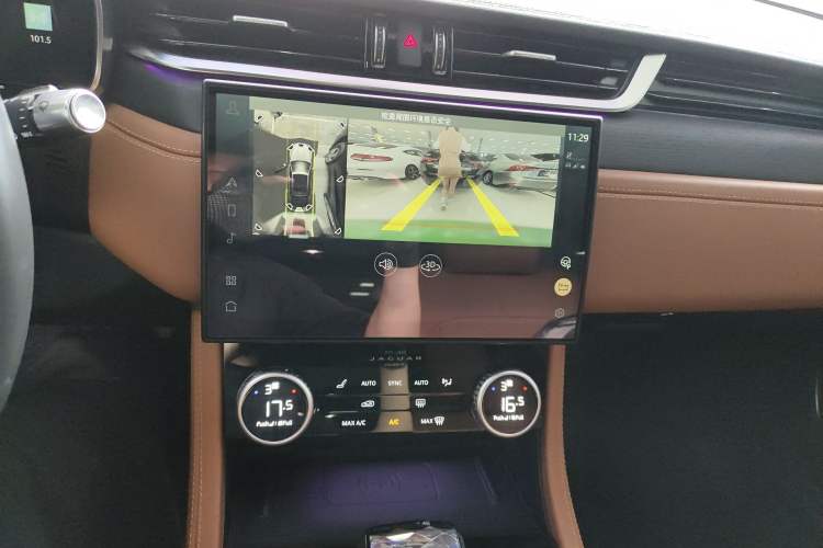 Used Jaguar XFL 2019 XFL 2.0T 250 PS Two-Wheel-Drive Luxury Edition Audio And AC Panel
