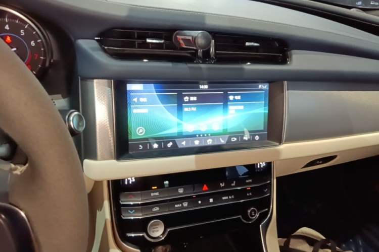 Used Jaguar XFL 2019 XFL 2.0T 200 PS Two-Wheel-Drive Elite Edition Audio And AC Panel