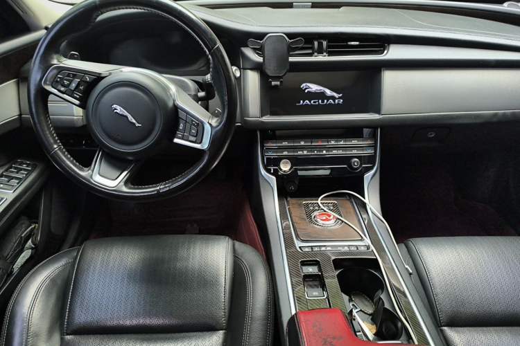 Used Jaguar XFL 2019 XFL 2.0T 250 PS Two-Wheel-Drive Luxury Edition Center Console
