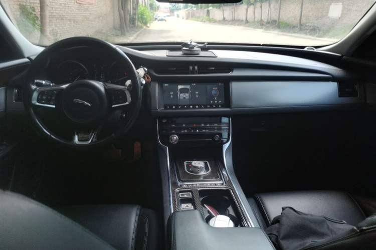 Used Jaguar XFL 2019 XFL 2.0T 200 PS Two-Wheel-Drive Elite Edition Center Console