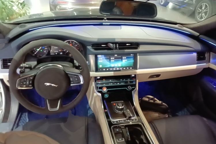 Used Jaguar XFL 2019 XFL 2.0T 200 PS Two-Wheel-Drive Elite Edition Center Console