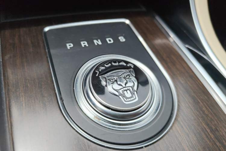 Used Jaguar XFL 2019 XFL 2.0T 200 PS Two-Wheel-Drive Elite Edition Gear Lever