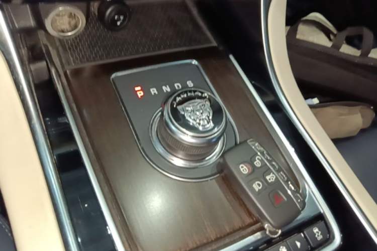 Used Jaguar XFL 2019 XFL 2.0T 200 PS Two-Wheel-Drive Elite Edition Gear Lever