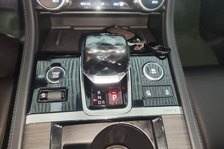 Used Jaguar XFL 2019 XFL 2.0T 200 PS Two-Wheel-Drive Elite Edition Gear Lever