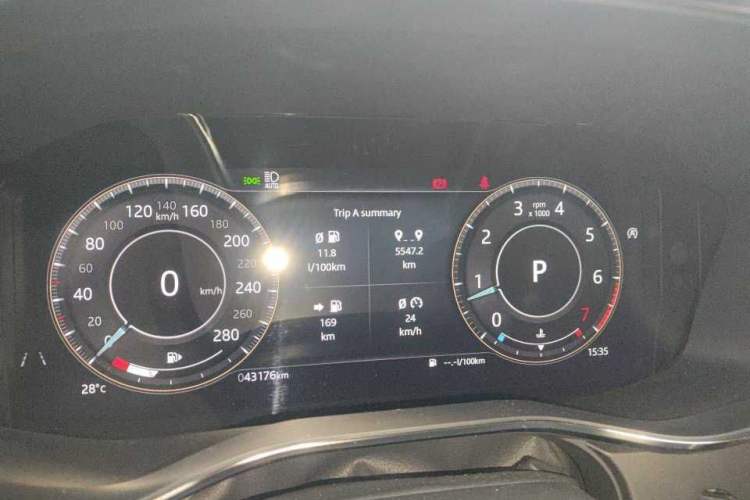 Used Jaguar XFL 2019 XFL 2.0T 250 PS Two-Wheel-Drive Luxury Edition Odometer Close Up