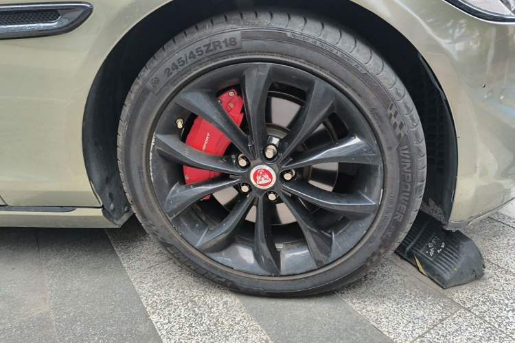 Used Jaguar XFL 2019 XFL 2.0T 250 PS Two-Wheel-Drive Luxury Edition Right Front Wheel Hub