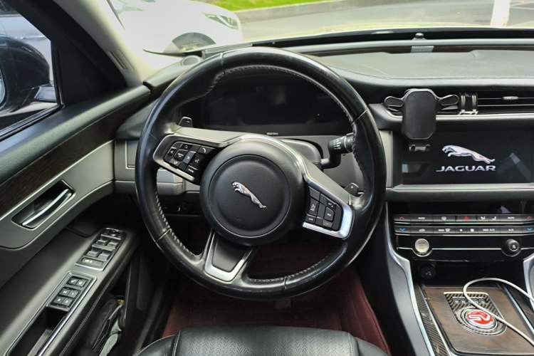 Used Jaguar XFL 2019 XFL 2.0T 250 PS Two-Wheel-Drive Luxury Edition Steering Wheel