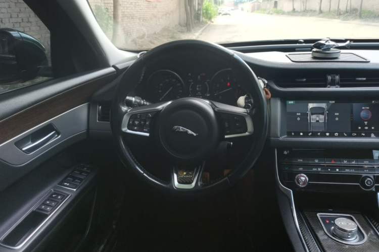 Used Jaguar XFL 2019 XFL 2.0T 200 PS Two-Wheel-Drive Elite Edition Steering Wheel