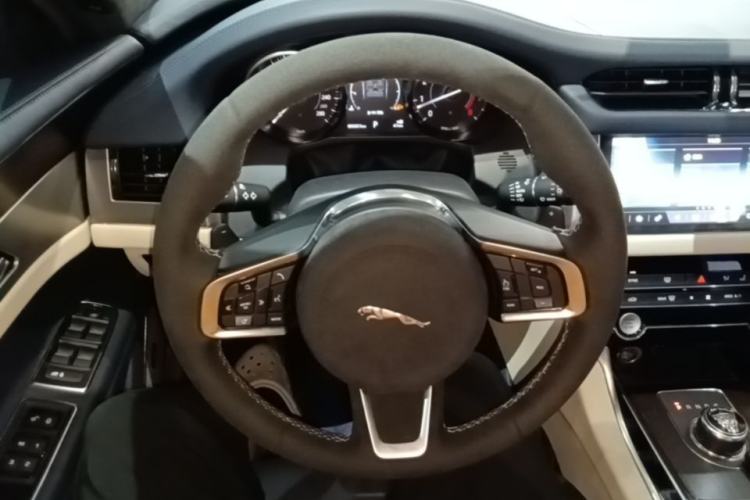 Used Jaguar XFL 2019 XFL 2.0T 200 PS Two-Wheel-Drive Elite Edition Steering Wheel