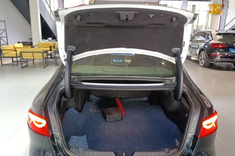 Used Jaguar XFL 2019 XFL 2.0T 200 PS Two-Wheel-Drive Elite Edition Trunk