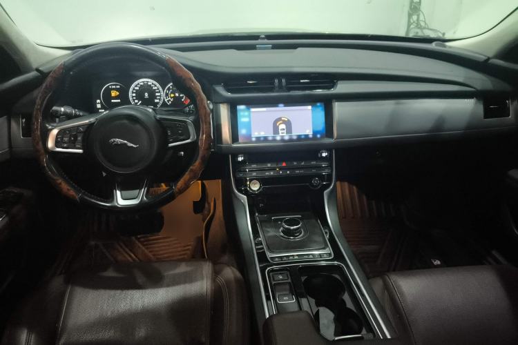 Used Jaguar XFL 2019 XFL 2.0T 250 PS Four-Wheel Drive Luxury Edition Center Console