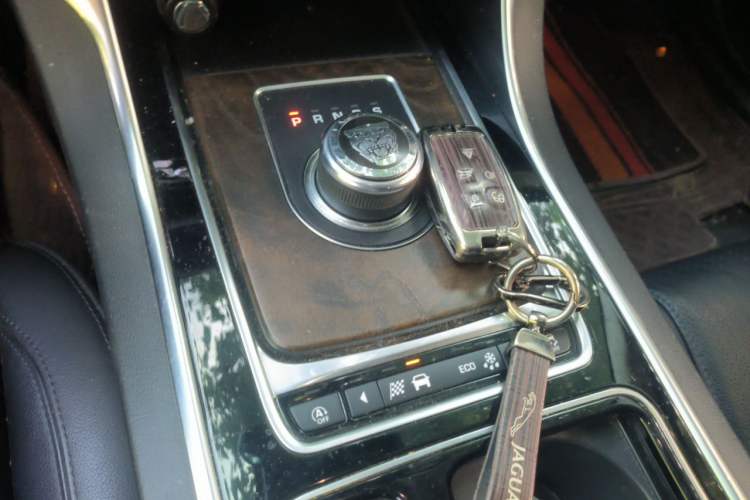 Used Jaguar XFL 2019 XFL 2.0T 250 PS Two-Wheel-Drive Luxury Edition Gear Lever