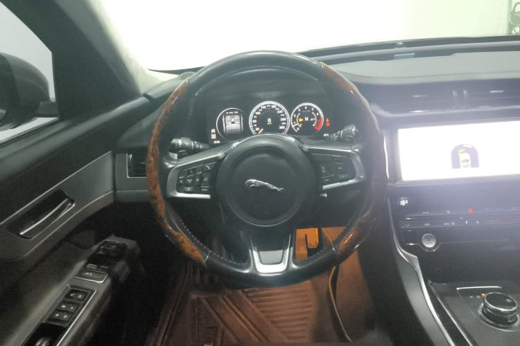 Used Jaguar XFL 2019 XFL 2.0T 250 PS Four-Wheel Drive Luxury Edition Steering Wheel