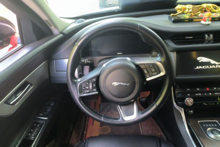 Used Jaguar XFL 2019 XFL 2.0T 250 PS Two-Wheel-Drive Luxury Edition Steering Wheel
