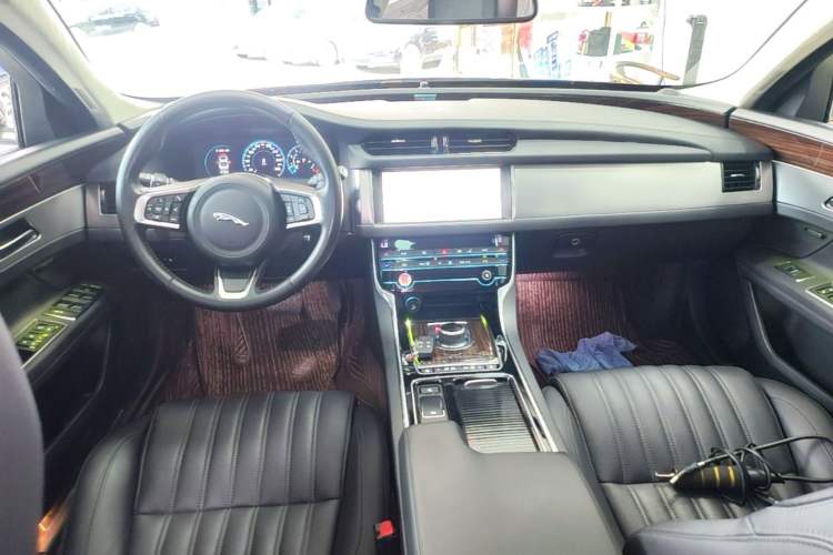 Used Jaguar XFL 2019 XFL 2.0T 300 PS Four-Wheel-Drive Luxury Edition Center Console