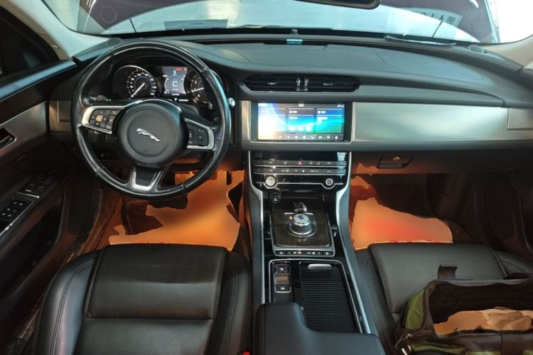 Used Jaguar XFL 2019 XFL 2.0T 200 PS Two-Wheel-Drive Elite Edition Center Console