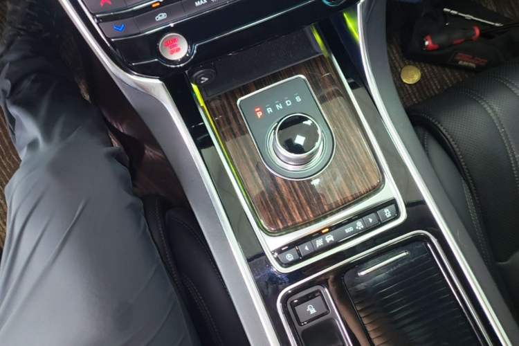 Used Jaguar XFL 2019 XFL 2.0T 300 PS Four-Wheel-Drive Luxury Edition Gear Lever