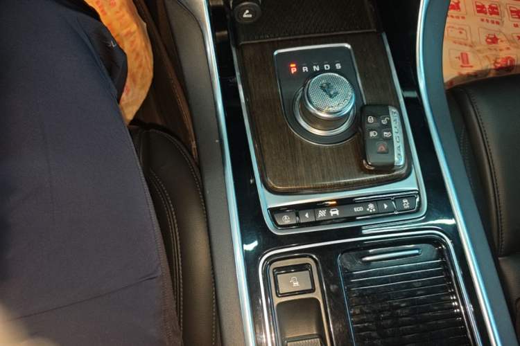Used Jaguar XFL 2019 XFL 2.0T 200 PS Two-Wheel-Drive Elite Edition Gear Lever