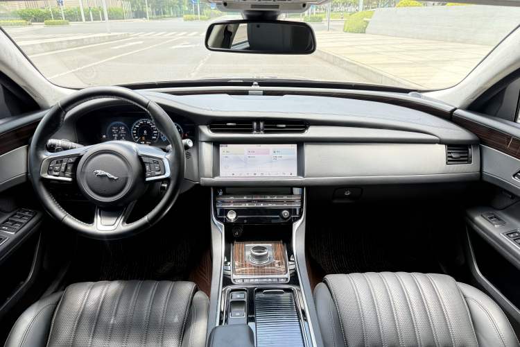 Used Jaguar XFL 2019 XFL 2.0T 300 PS Four-Wheel-Drive Luxury Edition Interior 4