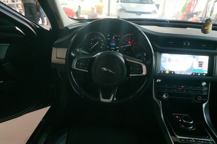 Used Jaguar XFL 2019 XFL 2.0T 200PS Two-Wheel-Drive Luxury Edition Steering Wheel