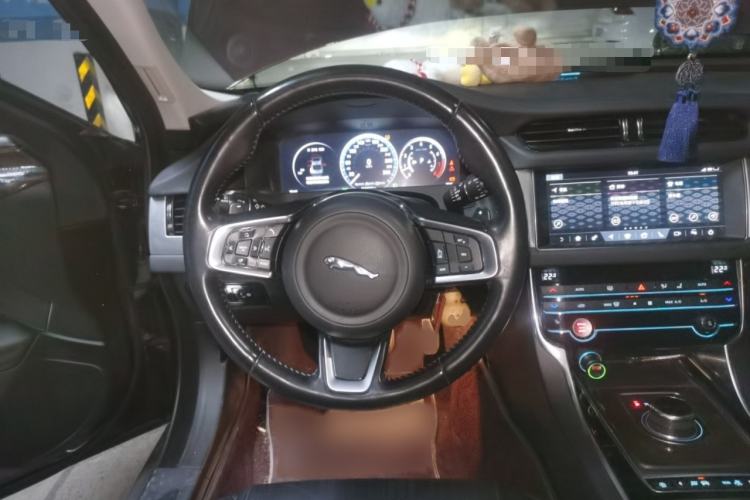 Used Jaguar XFL 2019 XFL 2.0T 250 PS Two-Wheel-Drive Luxury Edition Steering Wheel