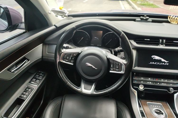 Used Jaguar XFL 2019 XFL 2.0T 200 PS Two-Wheel-Drive Elite Edition Steering Wheel