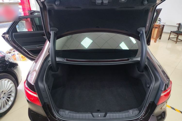 Used Jaguar XFL 2019 XFL 2.0T 300 PS Four-Wheel-Drive Luxury Edition Trunk