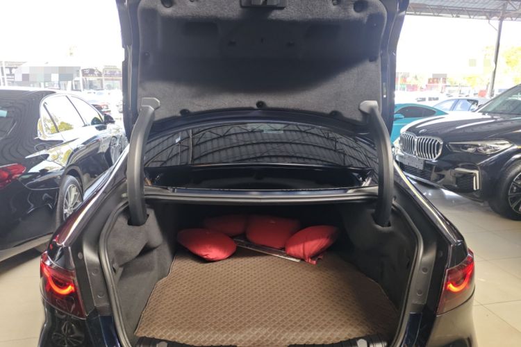 Used Jaguar XFL 2019 XFL 2.0T 250 PS Two-Wheel-Drive Luxury Edition Trunk