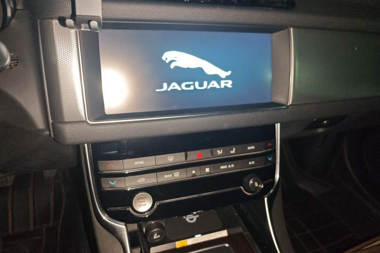 Used Jaguar XFL 2019 XFL 2.0T 200 PS Two-Wheel-Drive Elite Edition Audio And AC Panel
