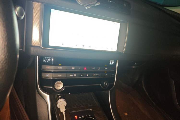 Used Jaguar XFL 2019 XFL 2.0T 250 PS Two-Wheel-Drive Luxury Edition Audio And AC Panel