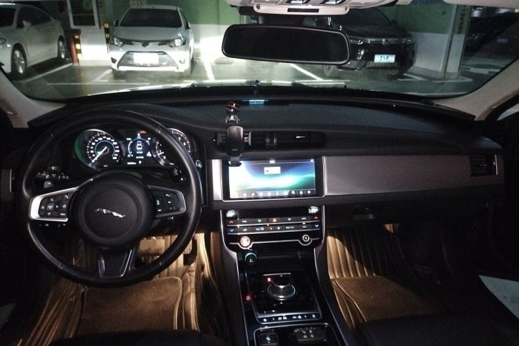 Used Jaguar XFL 2019 XFL 2.0T 200PS Two-Wheel-Drive Luxury Edition Center Console