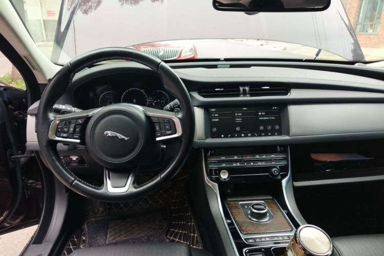 Used Jaguar XFL 2019 XFL 2.0T 250 PS Two-Wheel-Drive Luxury Edition Center Console
