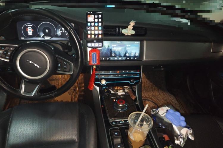 Used Jaguar XFL 2019 XFL 2.0T 250 PS Two-Wheel-Drive Luxury Edition Center Console