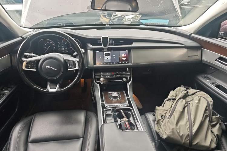 Used Jaguar XFL 2019 XFL 2.0T 200 PS Two-Wheel-Drive Elite Edition Center Console