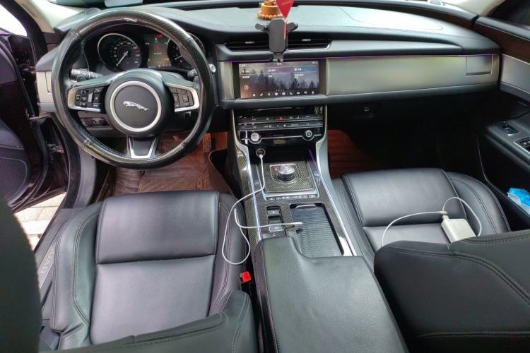 Used Jaguar XFL 2019 XFL 2.0T 200 PS Two-Wheel-Drive Elite Edition Center Console