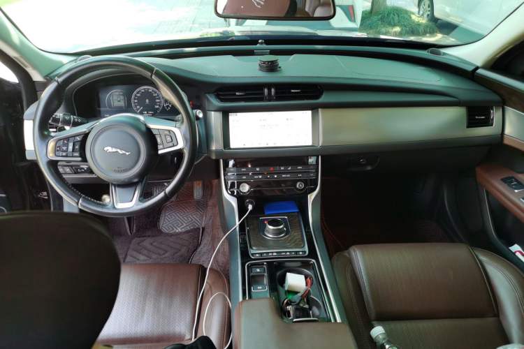 Used Jaguar XFL 2019 XFL 2.0T 250 PS Two-Wheel-Drive Luxury Edition Center Console