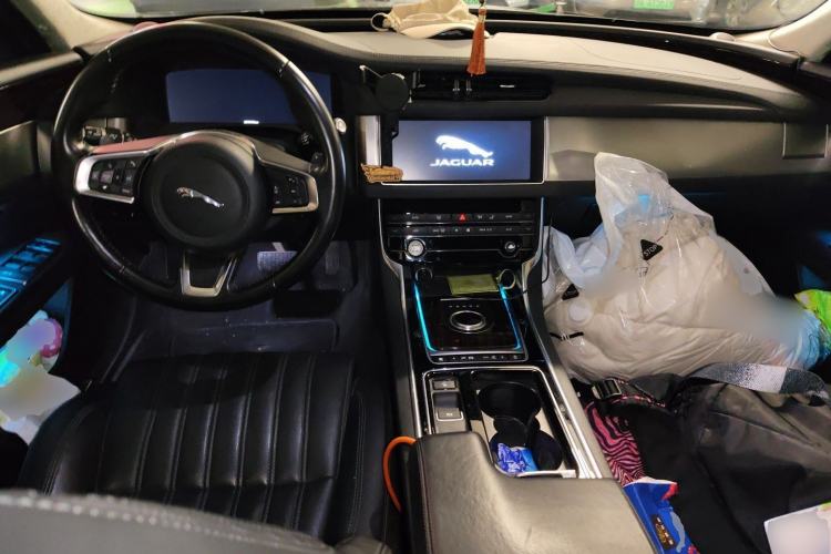 Used Jaguar XFL 2019 XFL 2.0T 300 PS Four-Wheel-Drive Luxury Edition Center Console