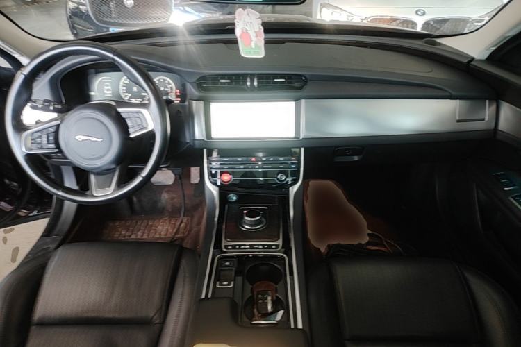 Used Jaguar XFL 2019 XFL 2.0T 250 PS Two-Wheel-Drive Luxury Edition Center Console