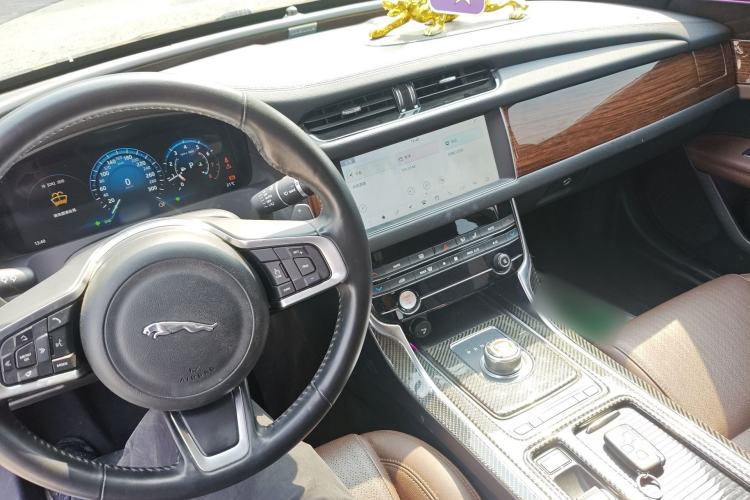 Used Jaguar XFL 2019 XFL 2.0T 250 PS Two-Wheel-Drive Luxury Edition Center Console