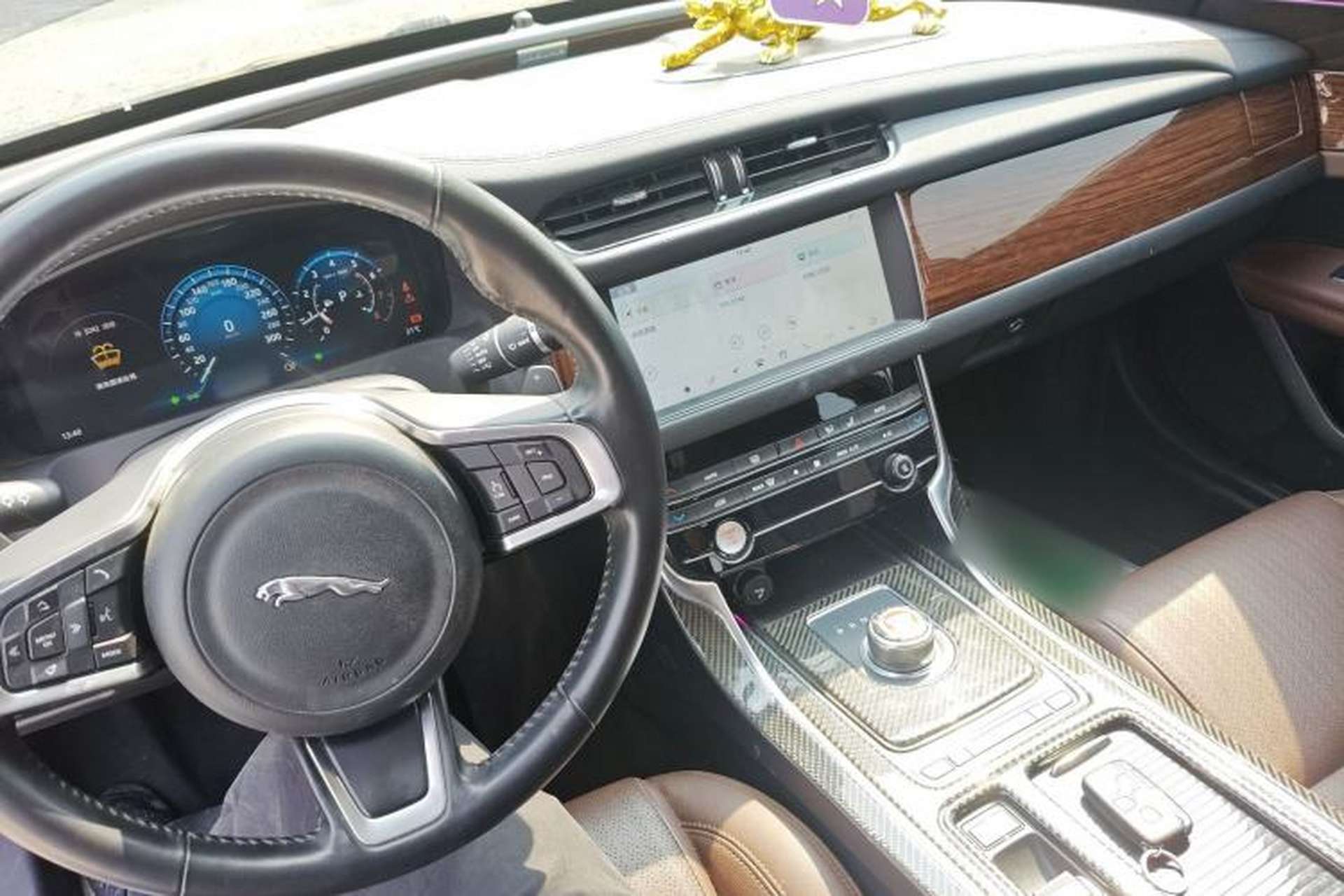 Used Jaguar XFL 2019 XFL 2.0T 250 PS Two-Wheel-Drive Luxury Edition Center Console