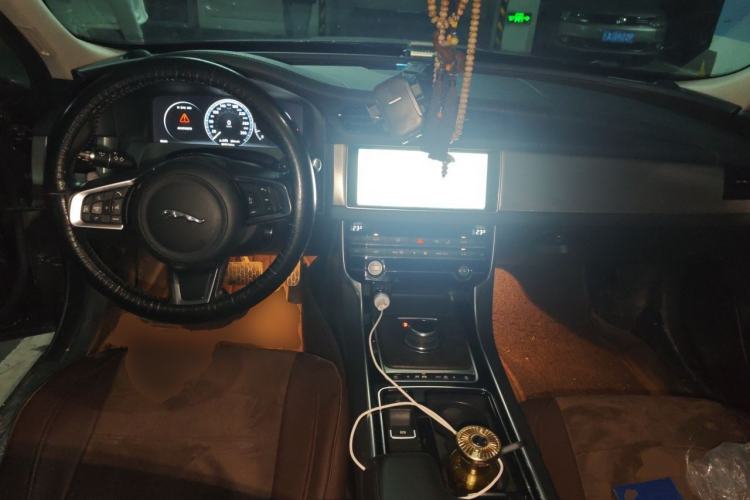Used Jaguar XFL 2019 XFL 2.0T 250 PS Two-Wheel-Drive Luxury Edition Center Console