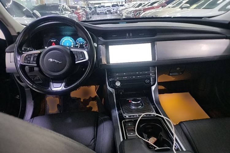Used Jaguar XFL 2019 XFL 2.0T 250 PS Two-Wheel-Drive Luxury Edition Center Console