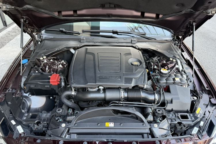 Used Jaguar XFL 2019 XFL 2.0T 250 PS Four-Wheel Drive Luxury Edition Engine Bay