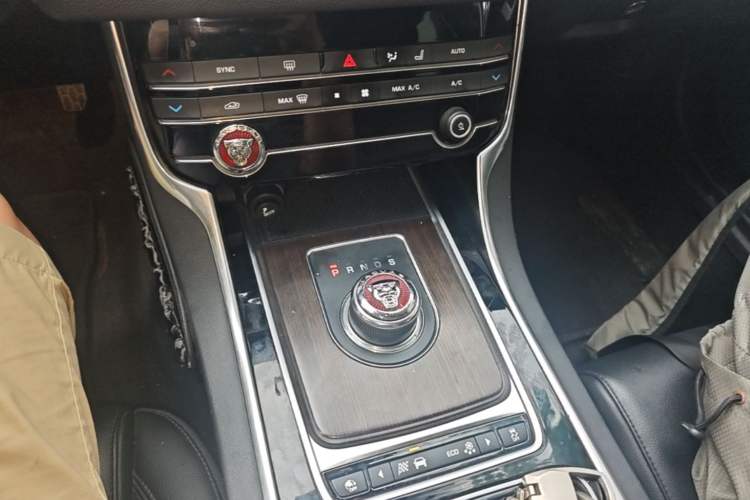 Used Jaguar XFL 2019 XFL 2.0T 200 PS Two-Wheel-Drive Elite Edition Gear Lever
