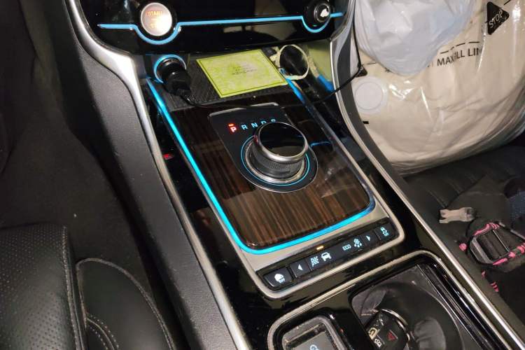 Used Jaguar XFL 2019 XFL 2.0T 300 PS Four-Wheel-Drive Luxury Edition Gear Lever