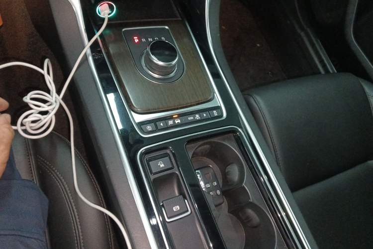 Used Jaguar XFL 2019 XFL 2.0T 200 PS Two-Wheel-Drive Elite Edition Gear Lever