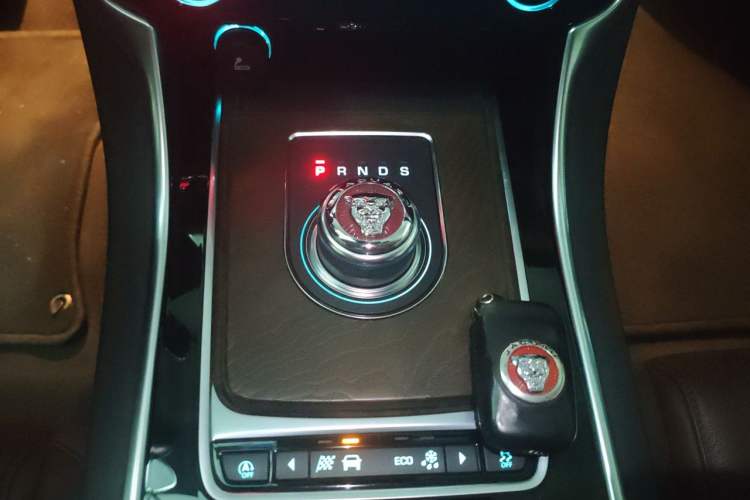 Used Jaguar XFL 2019 XFL 2.0T 250 PS Two-Wheel-Drive Luxury Edition Gear Lever