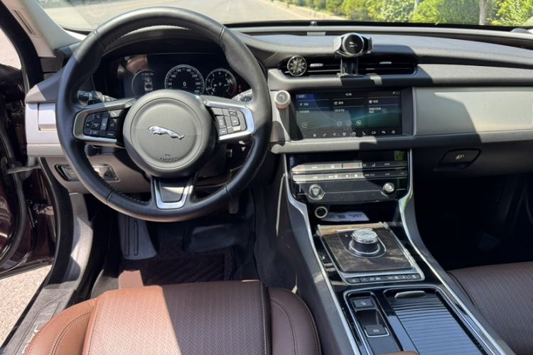 Used Jaguar XFL 2019 XFL 2.0T 250 PS Two-Wheel-Drive Luxury Edition Interior 2